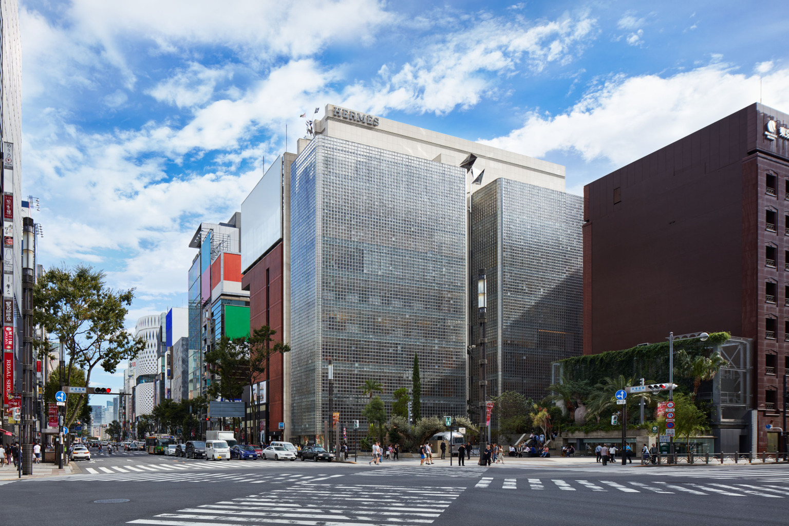 https://www.artweektokyo.com/wp-content/uploads/2025/08/f6f67960193925cbd315e55a06f6ac27-1536x1024-1.jpg